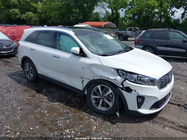 Salvage Kia Sorento Image