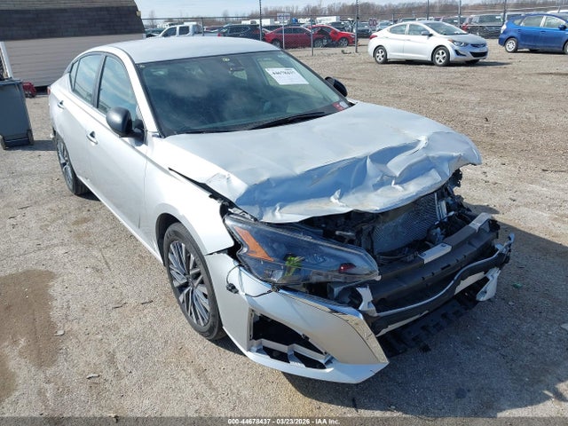 Salvage Nissan Altima Image
