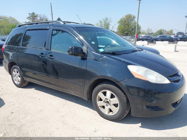 Salvage Toyota Sienna Image