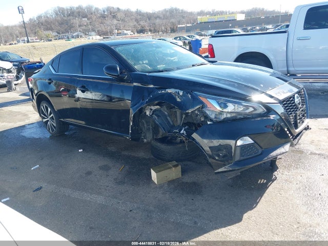 Salvage Nissan Altima Image