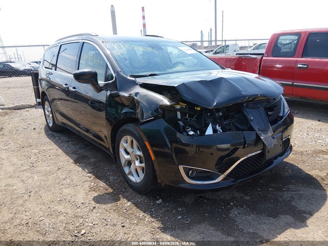 Salvage Chrysler Pacifica Image