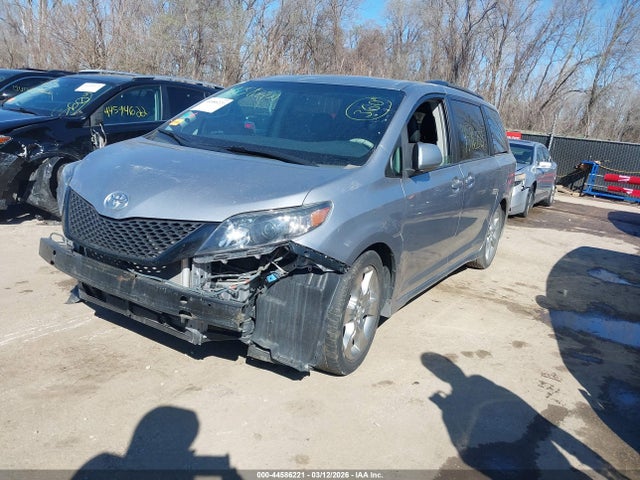 Toyota Sienna Se