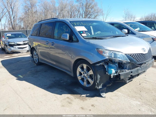 Salvage Toyota Sienna Image