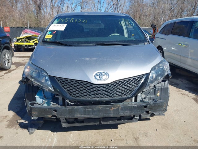 Toyota Sienna Se