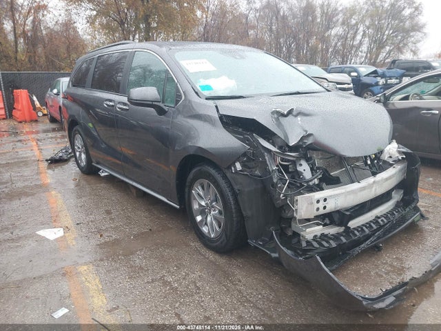 Salvage Toyota Sienna Image