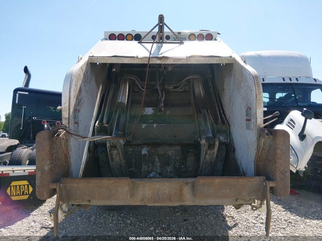 Peterbilt 320