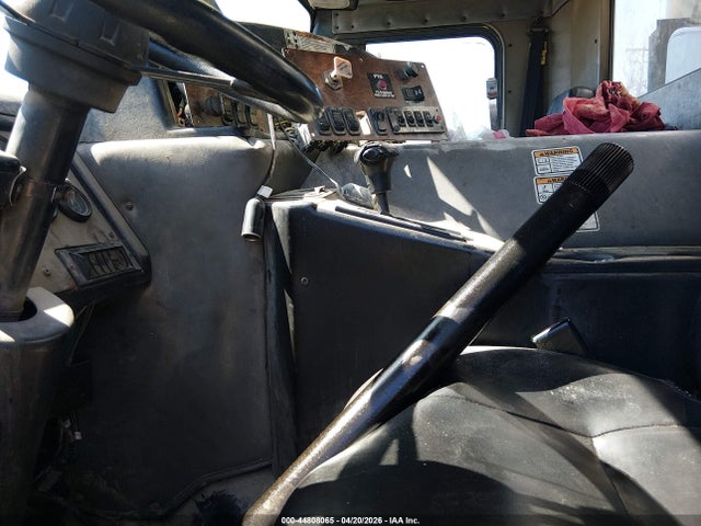 Peterbilt 320