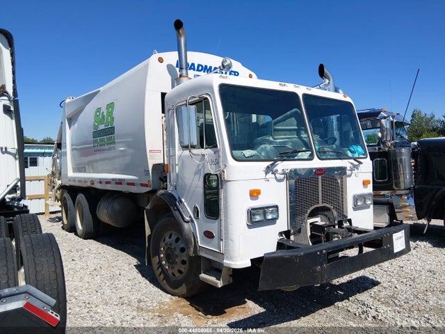 Salvage Peterbilt 320 Image