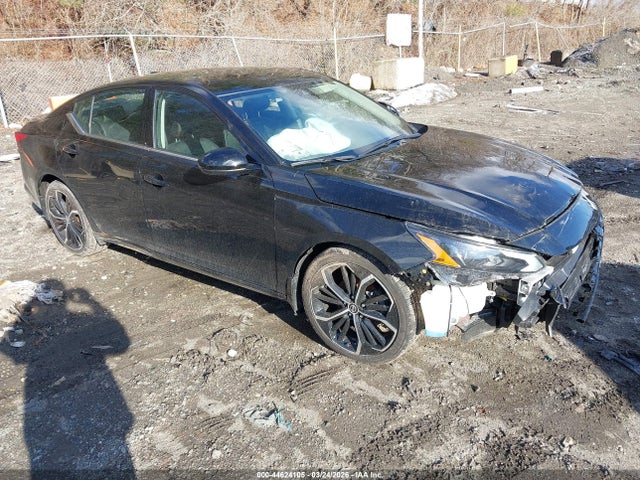 Salvage Nissan Altima Image