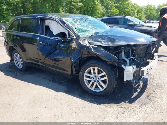 Salvage Toyota Highlander Image