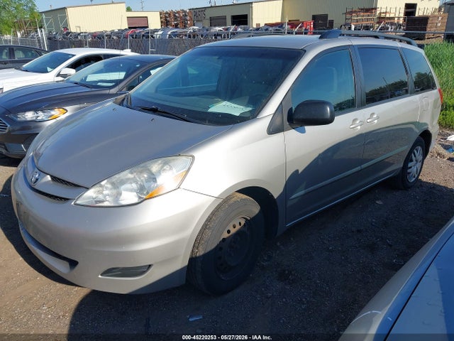 Toyota Sienna Le