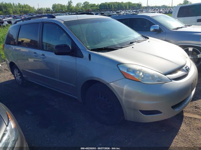 Salvage Toyota Sienna Image