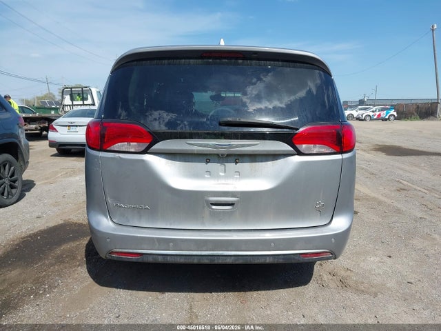 Chrysler Pacifica Touring-l