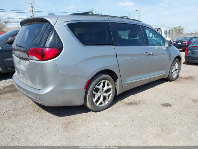 Chrysler Pacifica Touring-l