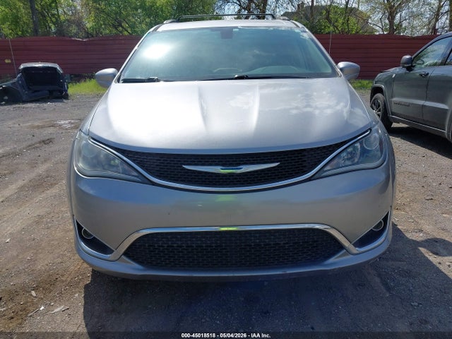 Chrysler Pacifica Touring-l