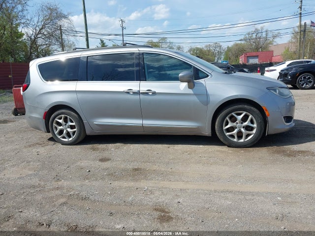 Chrysler Pacifica Touring-l