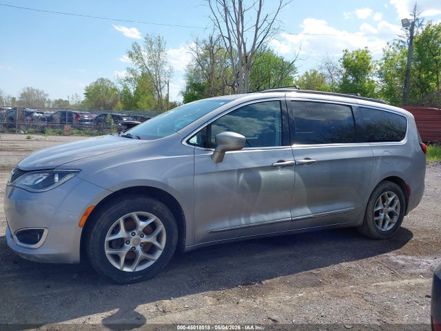Chrysler Pacifica Touring-l