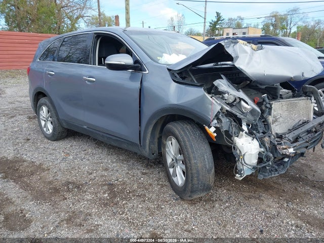 Salvage Kia Sorento Image