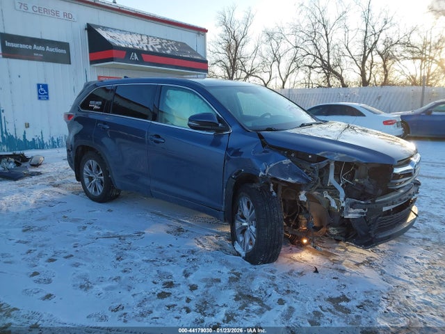 Salvage Toyota Highlander Image