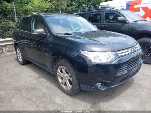 Salvage Mitsubishi Outlander Image