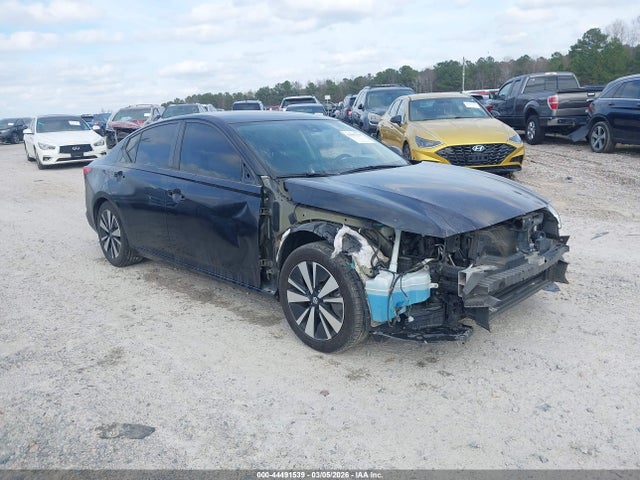 Salvage Nissan Altima Image