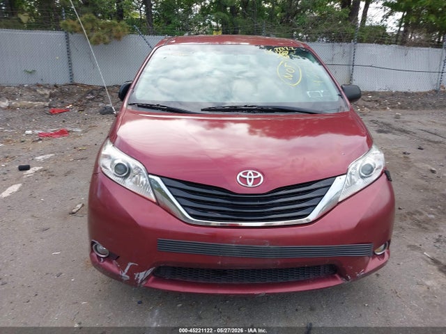 Toyota Sienna Le V6 8 Passenger
