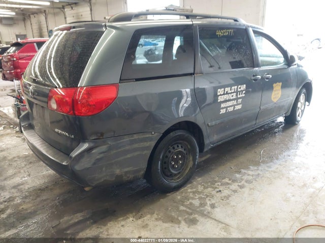 Toyota Sienna Le