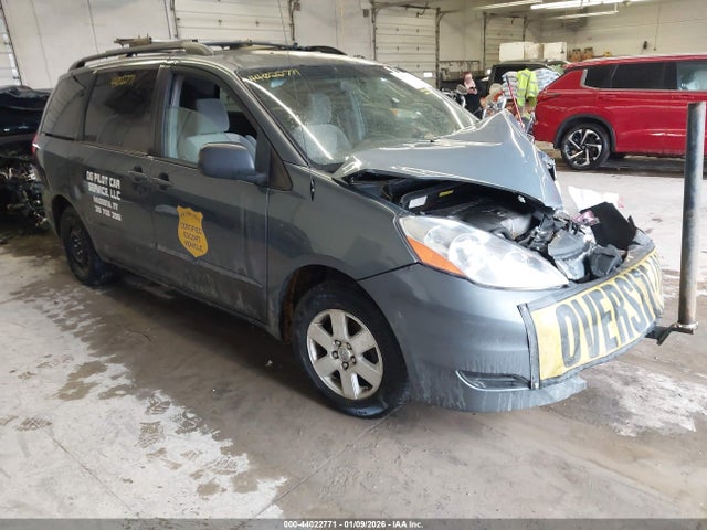 Salvage Toyota Sienna Image
