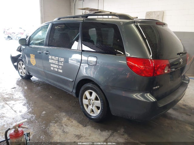 Toyota Sienna Le