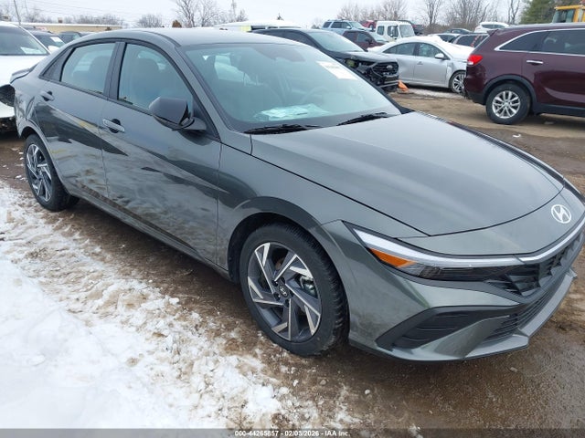 Salvage Hyundai ELANTRA Image