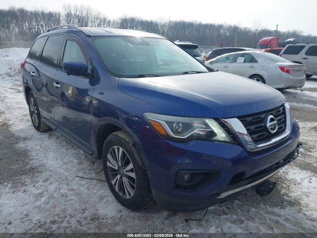 Salvage Nissan Pathfinder Image