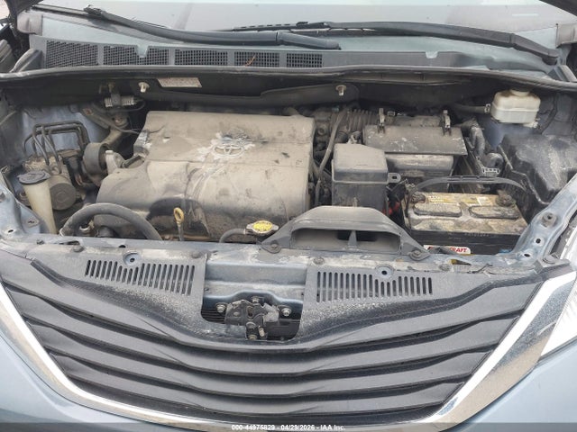 Toyota Sienna Le V6 8 Passenger