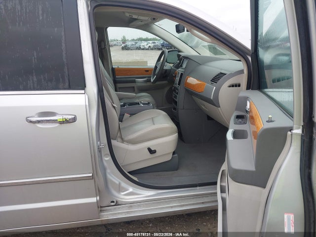 Chrysler Town & Country Limited