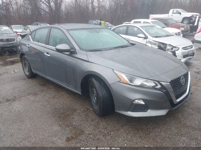 Salvage Nissan Altima Image