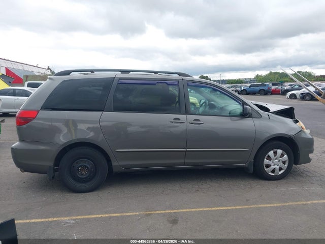 Toyota Sienna Le
