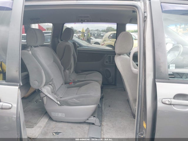 Toyota Sienna Le