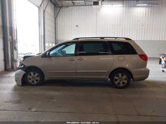 Toyota Sienna Le