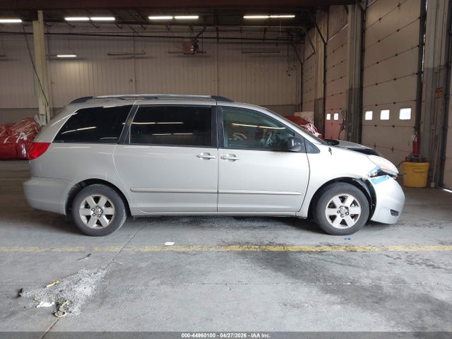 Toyota Sienna Le