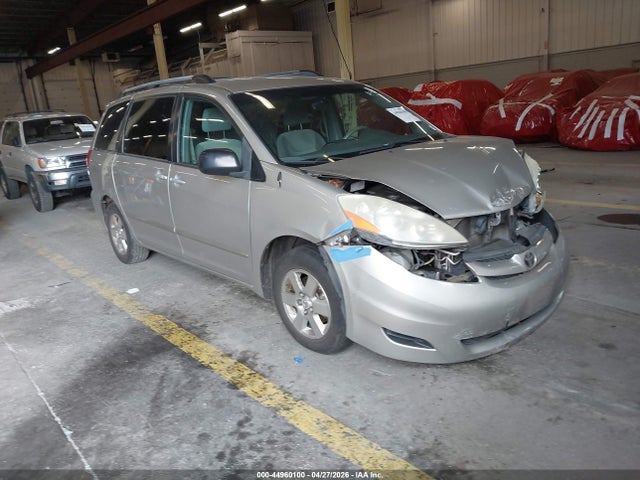 Salvage Toyota Sienna Image