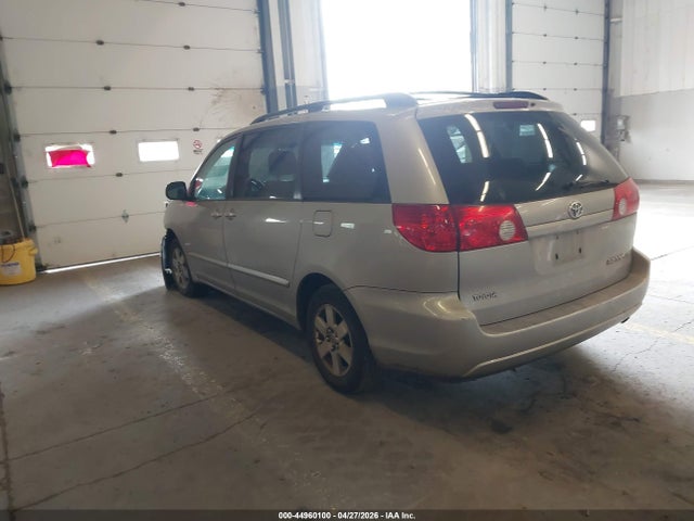 Toyota Sienna Le
