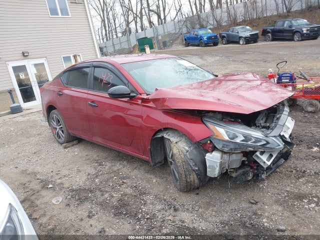 Salvage Nissan Altima Image
