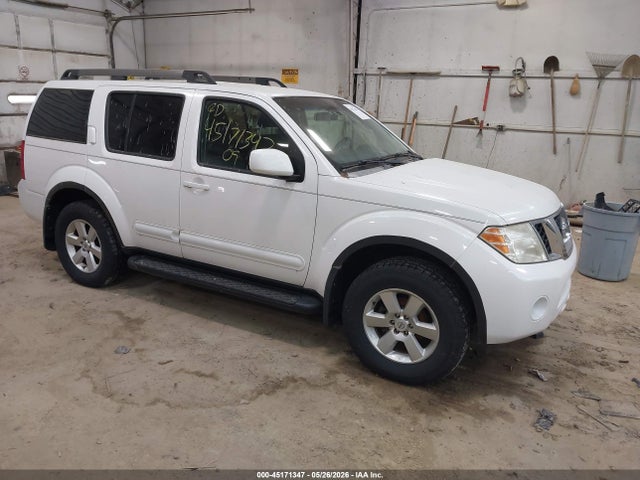 Salvage Nissan Pathfinder Image