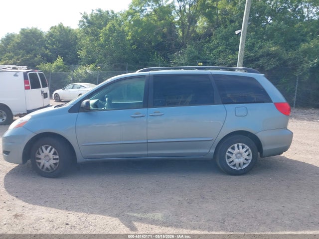 Toyota Sienna Le