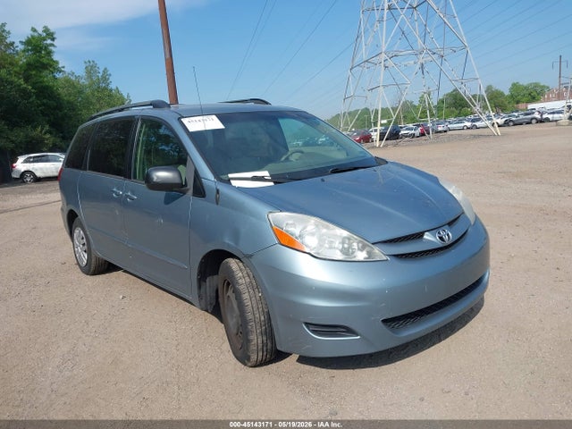Salvage Toyota Sienna Image