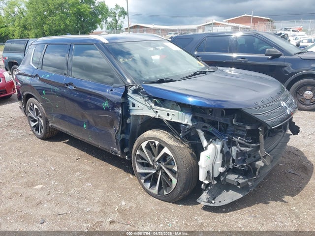 Salvage Mitsubishi Outlander Image