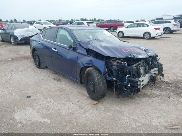 Salvage Nissan Altima Image