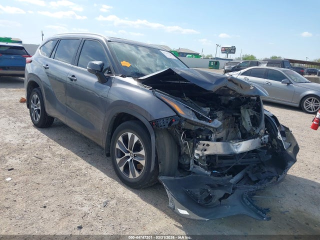 Salvage Toyota Highlander Image