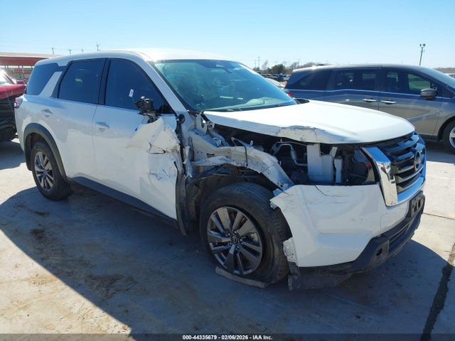 Salvage Nissan Pathfinder Image