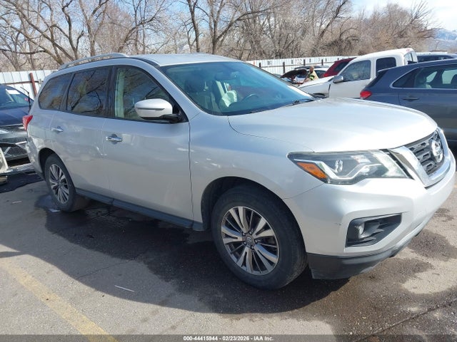 Salvage Nissan Pathfinder Image