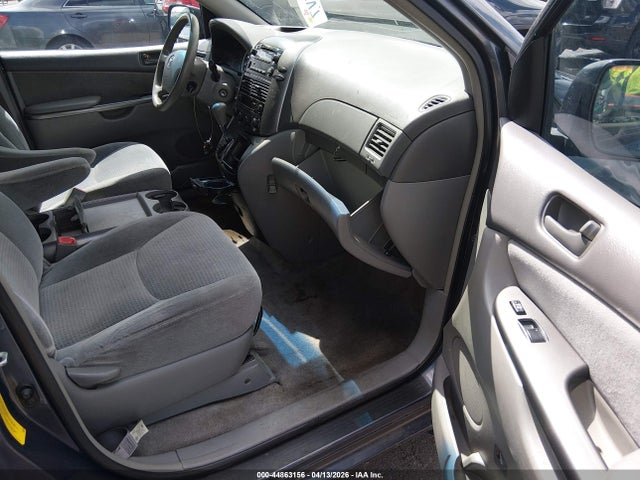 Toyota Sienna Ce